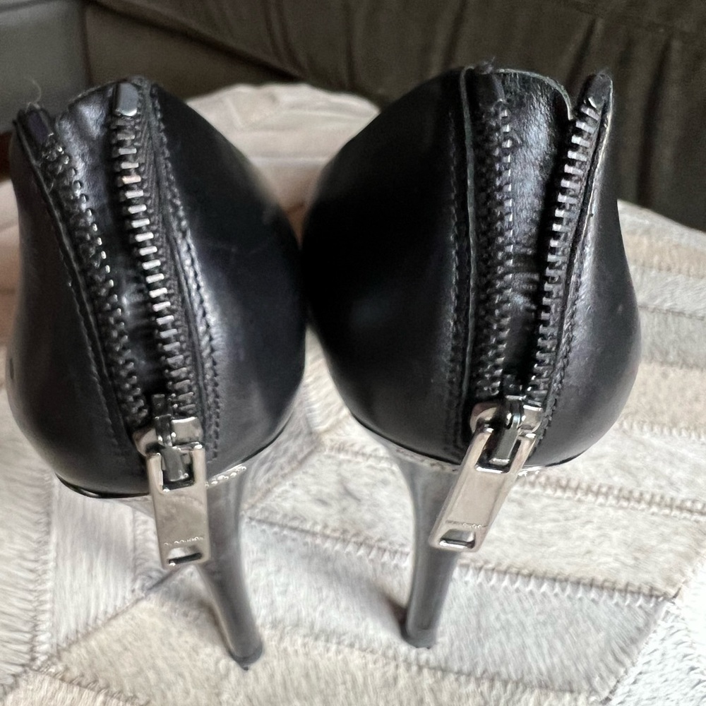 BURBERRY black leather pump heels. Zip hardware back. US 9.5 / EU 40.5 - Picture 5 of 11